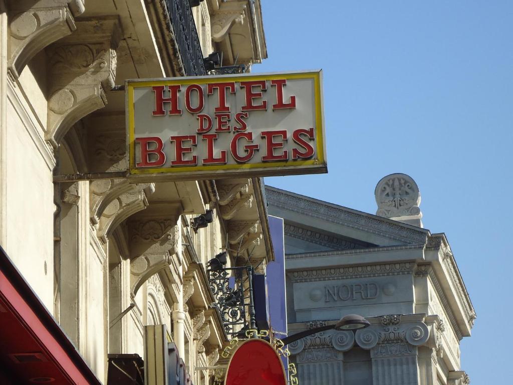 巴黎贝洁酒店的建筑一侧的酒店标志
