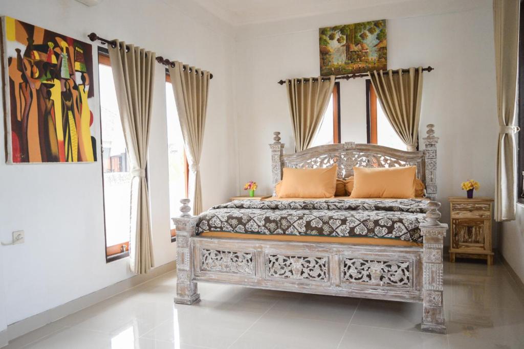 八丹拜湾景度假屋的一间卧室配有一张带橙色枕头的大床