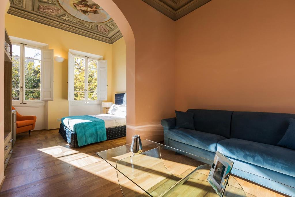 佛罗伦萨斯卡拉酒店的客厅配有沙发和1张床