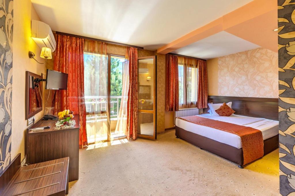 索非亚Eleganza Family Hotel的酒店客房设有床和窗户。