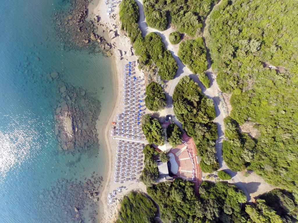 伊索拉迪卡波里祖托TH Capo Rizzuto的享有海滩和海洋的空中景致
