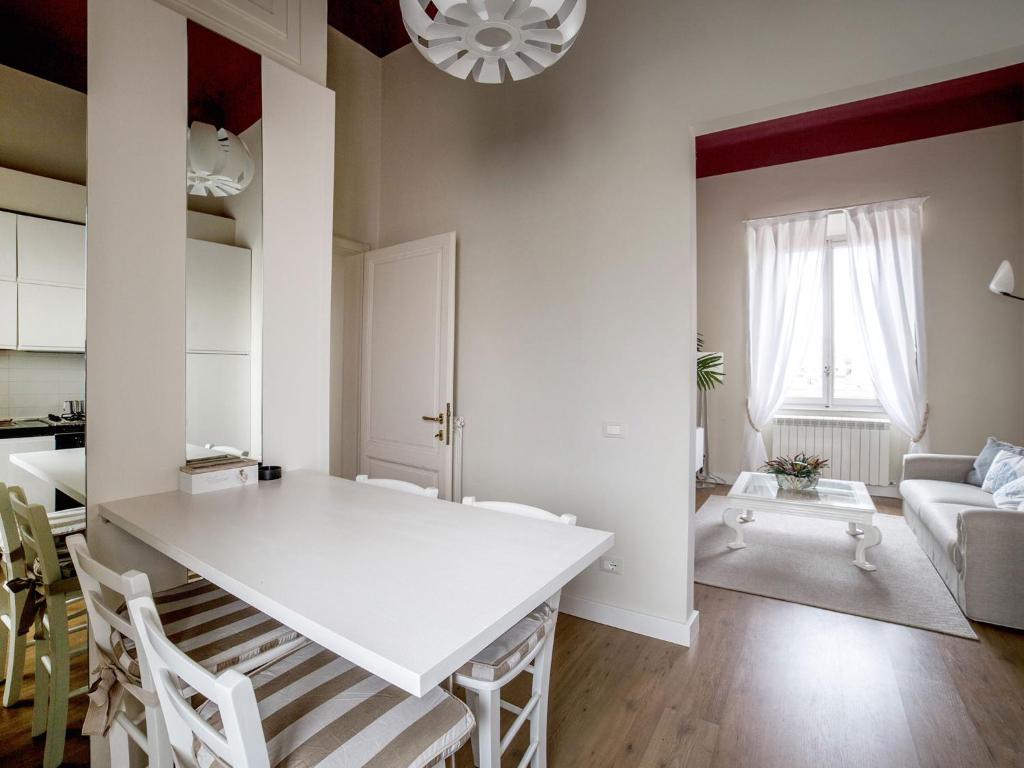 马尔米堡Casa Desy的厨房以及带白色桌椅的起居室。