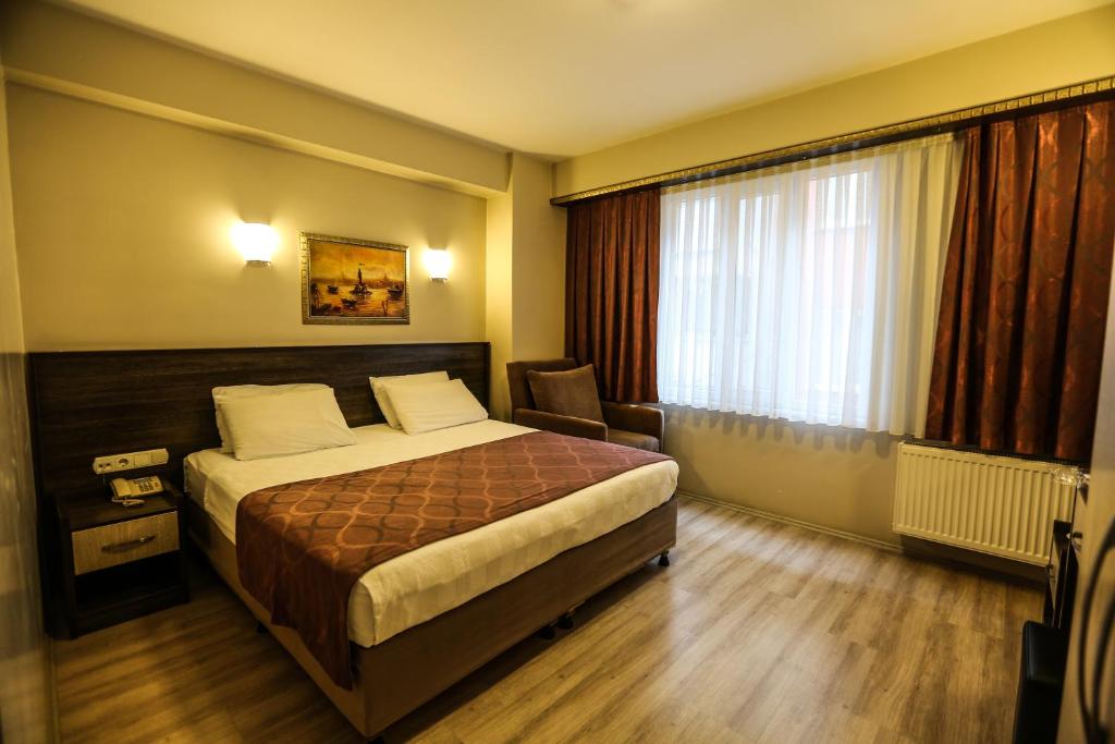 恰纳卡莱Canakkale Bogaz Hotel的酒店客房设有床和窗户。
