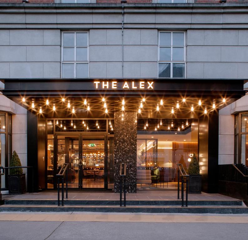 都柏林亚历克斯酒店的带有读取亚历克斯符号的建筑物