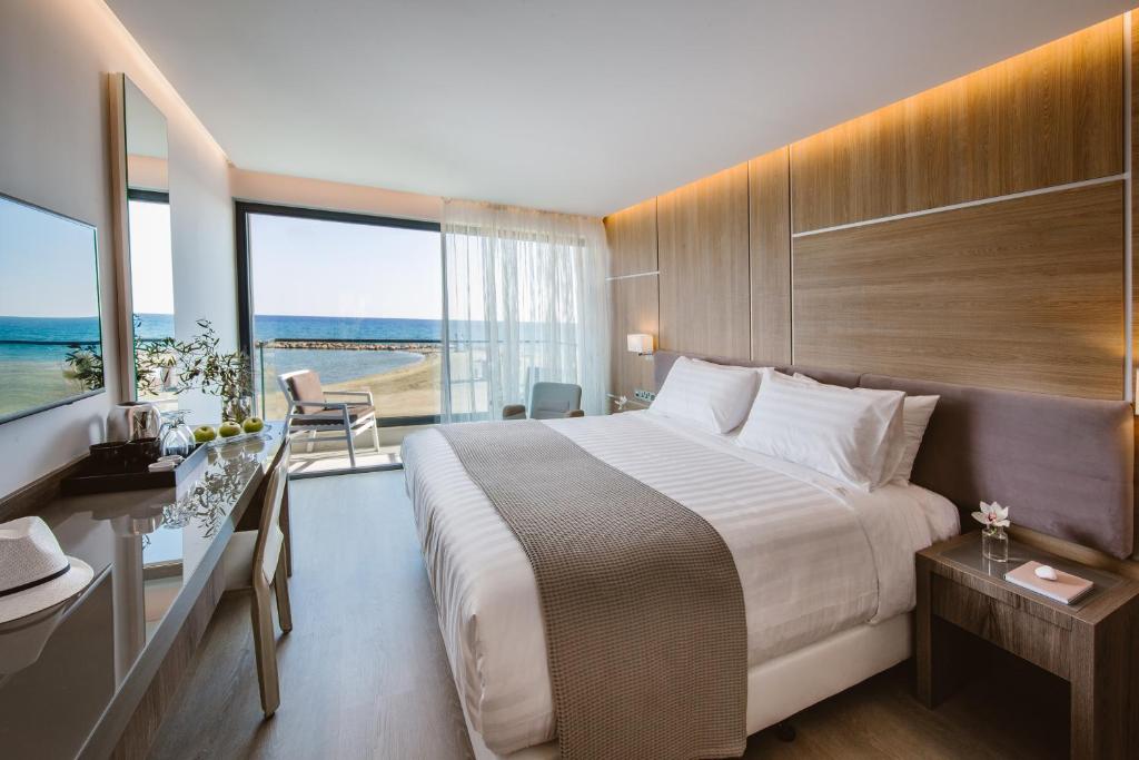 拉纳卡Lebay Beach Hotel的酒店客房设有一张大床,享有海景。