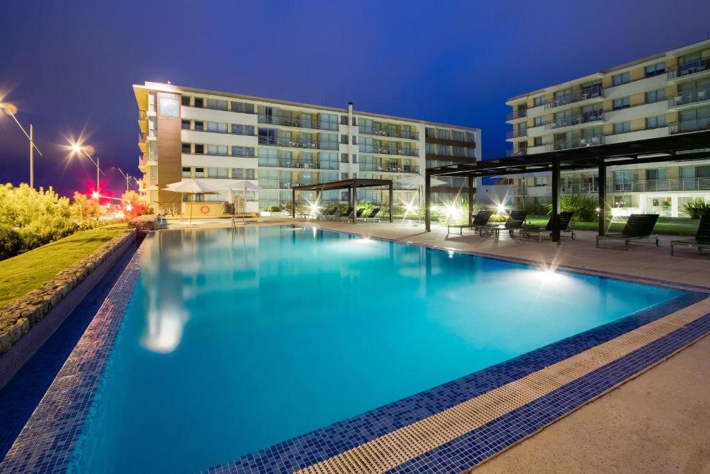 科洛尼亚-德尔萨克拉门托科洛尼亚地道酒店的一座大楼前的大型游泳池