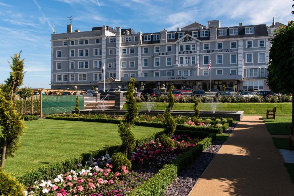 海斯Spa及高尔夫海斯帝国酒店 的一座大建筑,前面设有花园