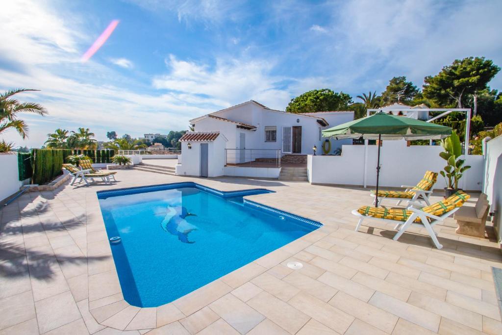 莫莱拉Marcelo - charming, Finca style holiday villa in Moraira的一座房子后院的游泳池