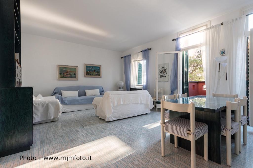 弗拉穆拉Cinqueterre National Park Sea view的客厅配有沙发和桌子