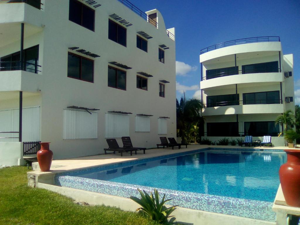 玛哈威Penthouse with Roof Terrace - Costa Maya的建筑前的一座带游泳池的建筑
