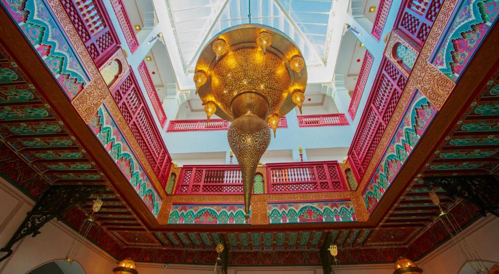丹吉尔Palais Zahia Hotel & Spa的悬在建筑物天花板上的金大象