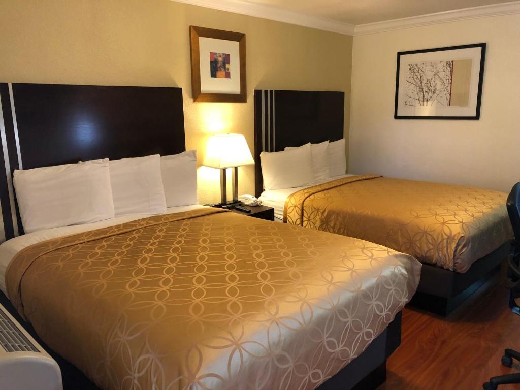 旧金山伦巴广场汽车旅馆的酒店客房,设有两张床和一盏灯