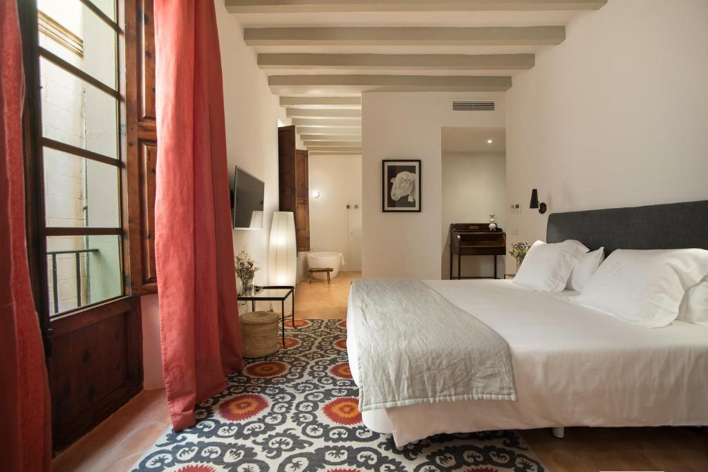 马略卡岛帕尔马卡纳佛公寓式酒店的一间卧室配有一张床和一张书桌