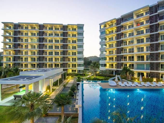 三百岭大海公寓的一座大型酒店,设有游泳池和两座大型建筑
