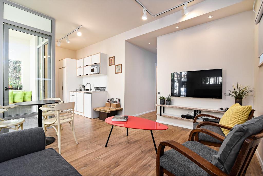 海法Hanasi 129 - Boutique Apartments的客厅配有沙发和桌子