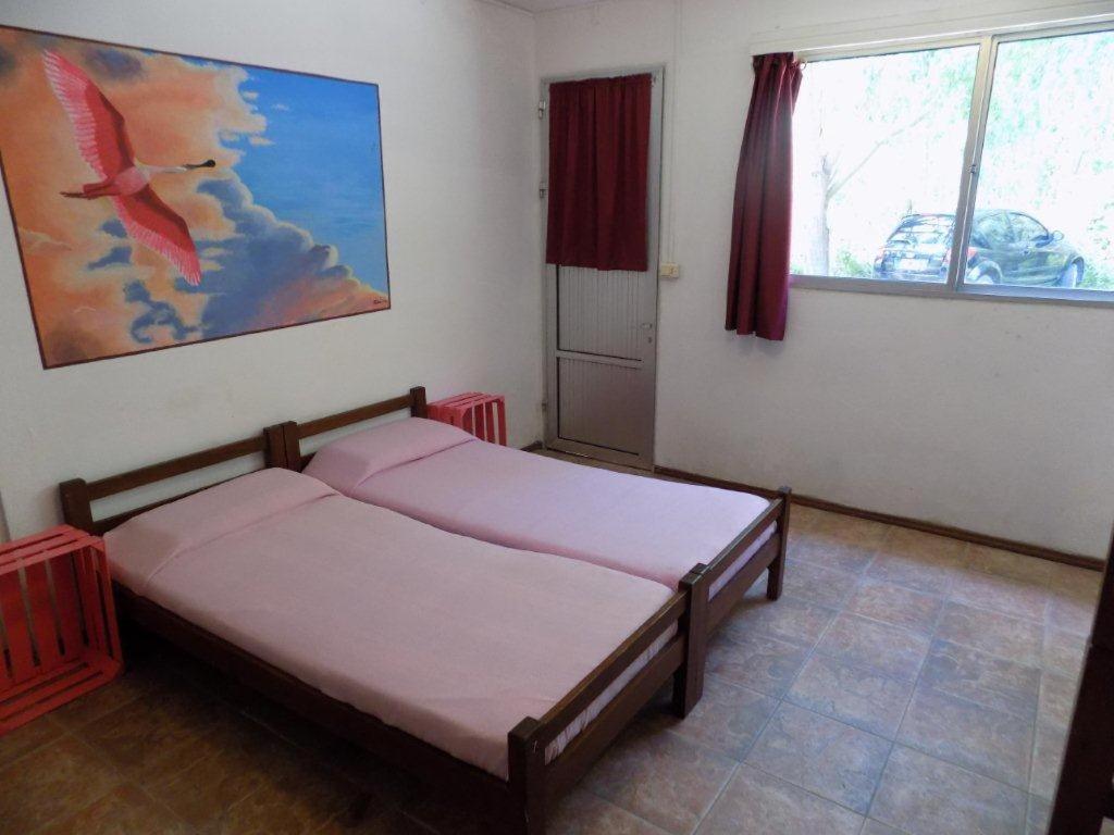 拉帕洛马La Posta de la Laguna的一间卧室设有两张床和窗户。