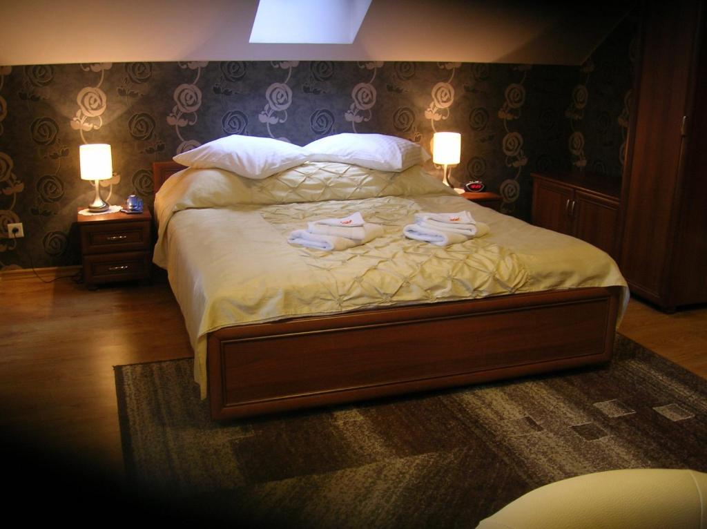 绿山城格斯琴涅波德索斯纳米德钟科夫酒店的一间卧室配有带毛巾的床