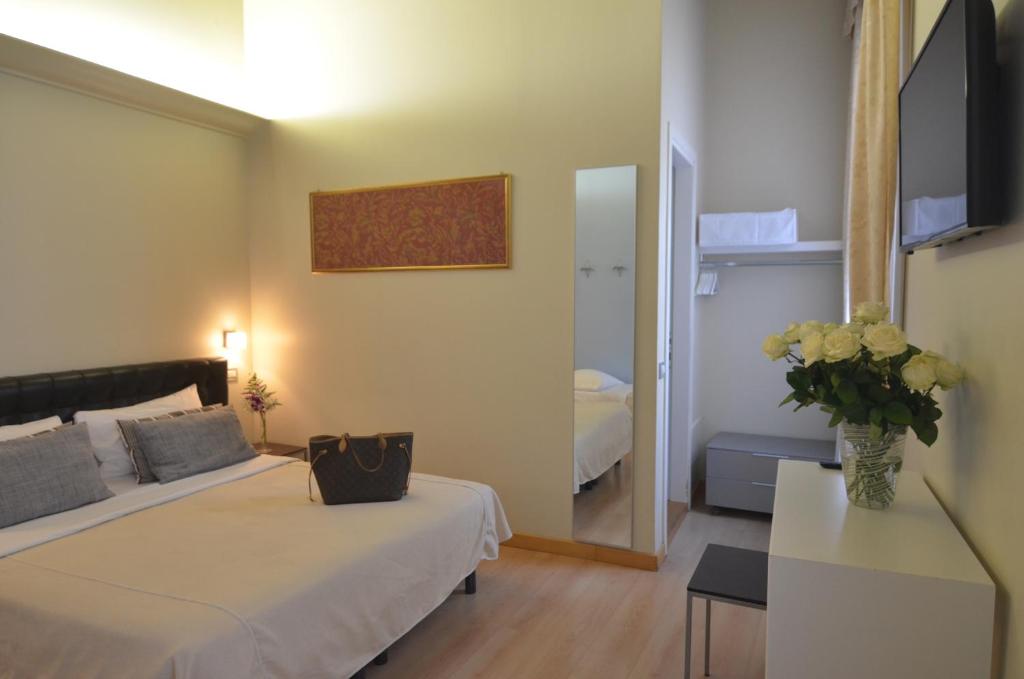 威尼斯阿尔贝戈阿尔提埃波罗酒店的酒店客房,设有两张床和镜子