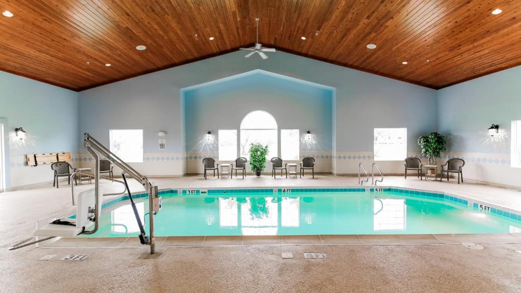 西普谢瓦纳Van Buren Hotel的大型客房的游泳池,设有木制天花板