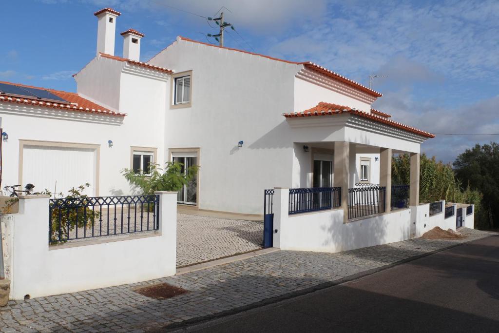 Aldeia VelhaCasa da Aldeia Velha - Country House的街上有门的白色房子