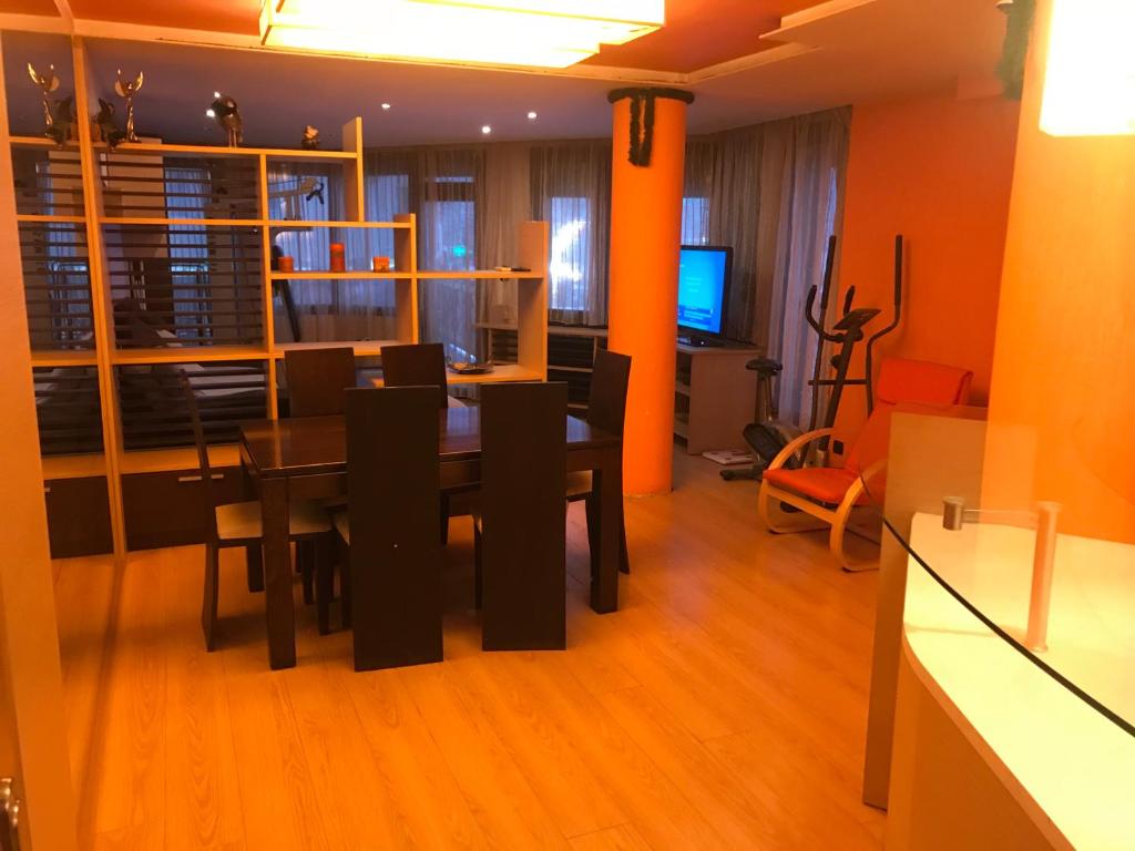 索非亚梦幻三卧室公寓的一间用餐室,在房间内配有桌椅