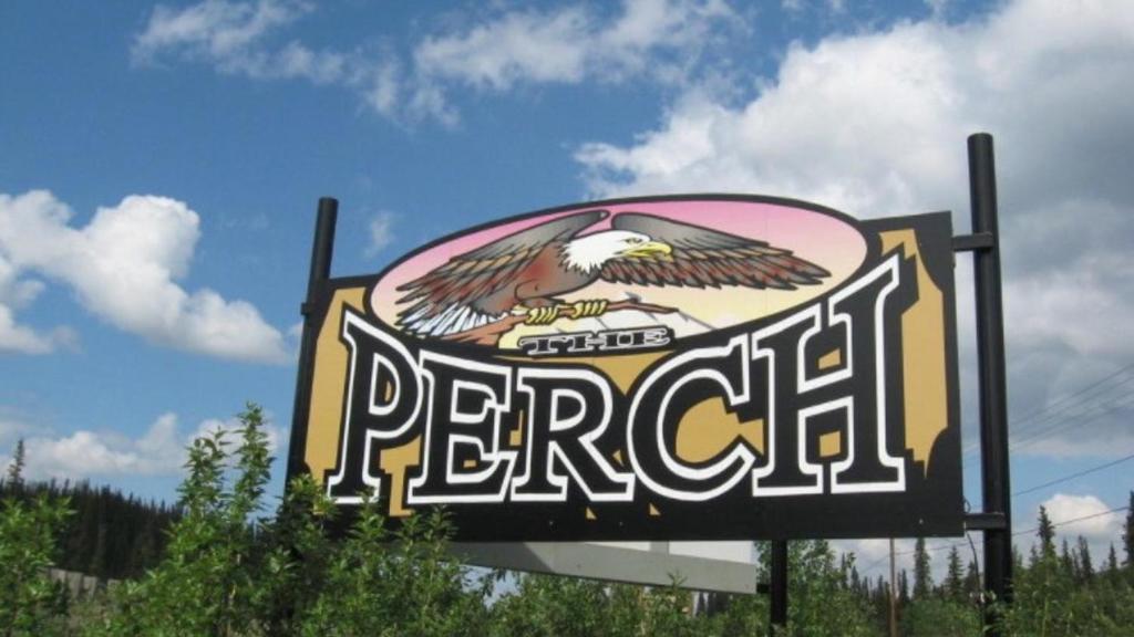 麦金利公园The Perch Resort的上面有一只大标志,上面有一只鹰