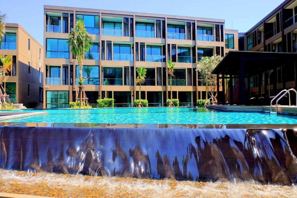 攀瓦海滩Pixels Condo Unit 261的大楼前的大型游泳池