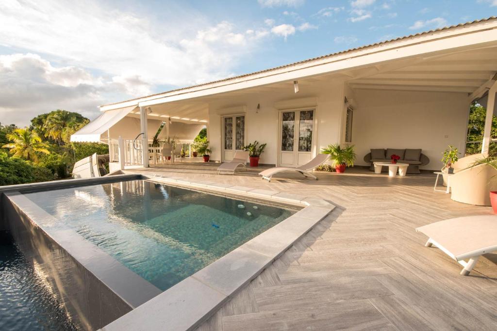 圣安尼Villa Rosette的一座房子后院的游泳池