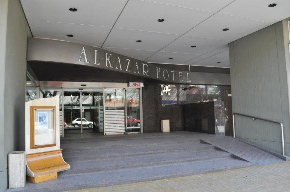 圣胡安Alkazar Hotel的一座带有读卡萨尔酒店标志的建筑