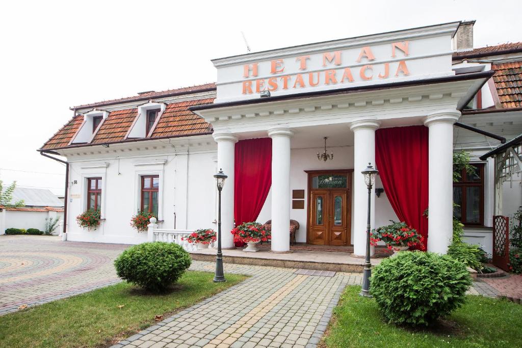 雅罗斯瓦夫Dwór Hetman的前方有红色窗帘的白色建筑