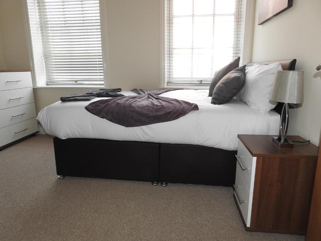 赫尔Parks Nest 1的卧室配有一张带白色床单和枕头的大床。