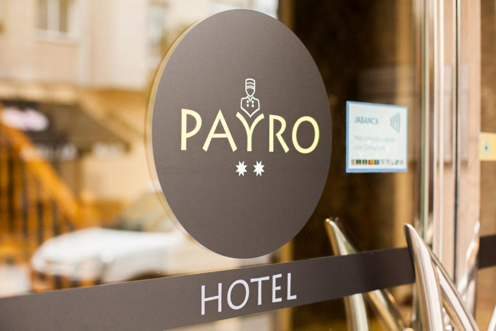 圣地亚哥－德孔波斯特拉Hotel PAYRO **的窗前的酒店标志