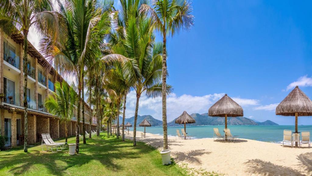 曼加拉蒂巴普托贝罗度假村和旅行酒店的棕榈树和椅子的海滩,酒店