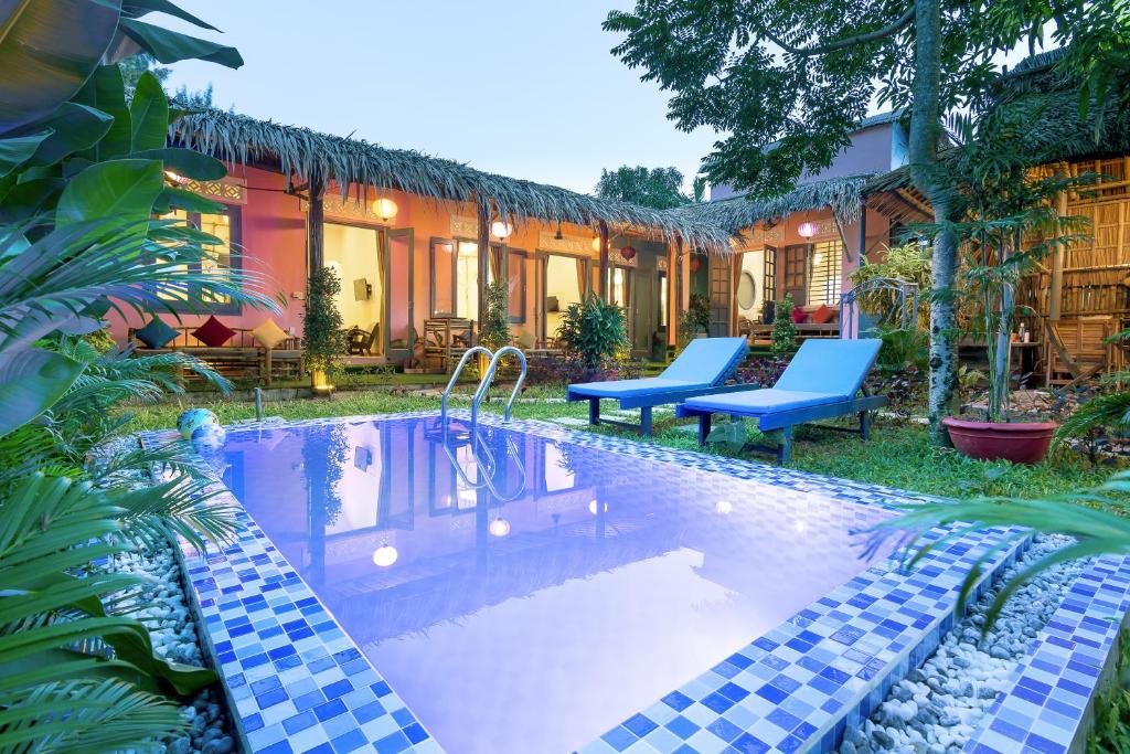 会安安邦海滩欢乐村山林小屋的一座房子的院子内的游泳池