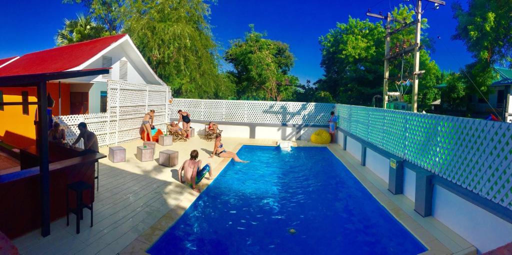 蒲甘奥斯特洛贝洛蒲甘泳池度假屋的一群人坐在游泳池周围