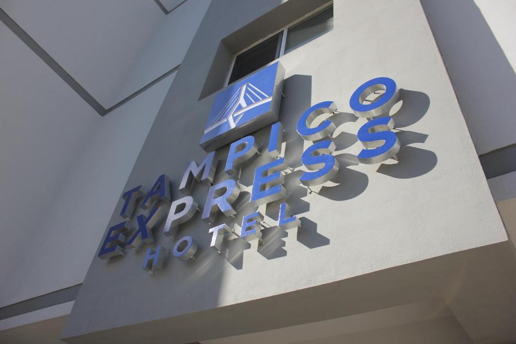 马德罗城Hotel Tampico Express的建筑物一侧的标志