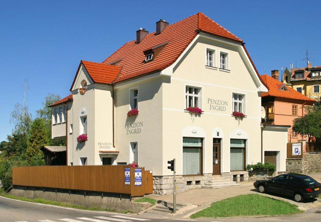 捷克克鲁姆洛夫英格丽膳食旅馆的白色房子,有橙色屋顶