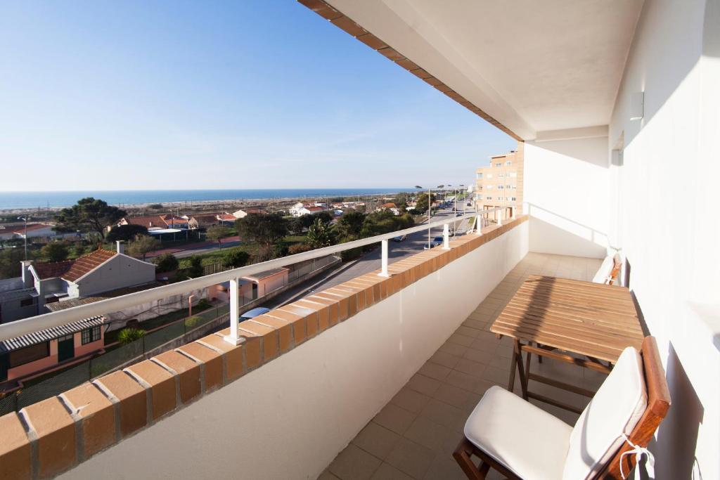 São Félix da MarinhaSea You Espinho的设有一个配有桌椅并享有美景的阳台。