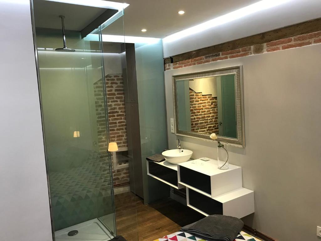 巴利亚多利德AIRVA: Apartamento Duque de la Victoria的一间带水槽和玻璃淋浴的浴室