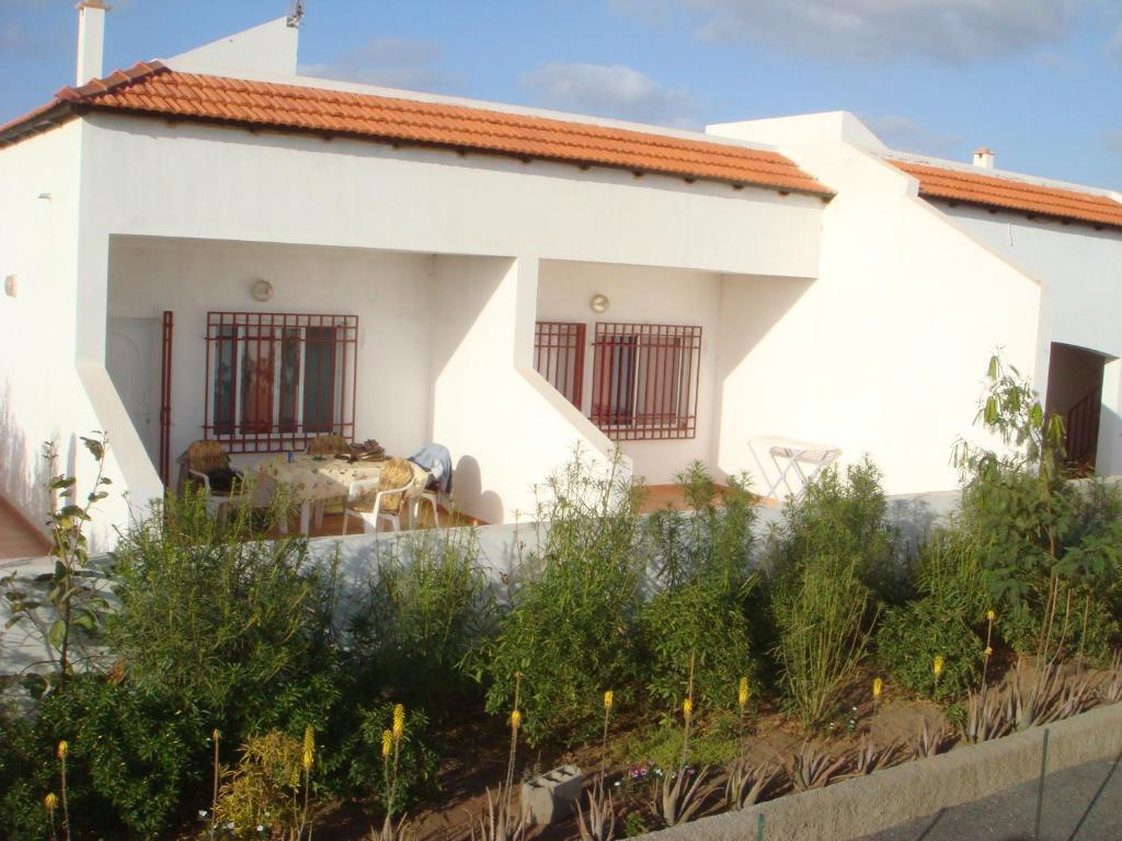 MorroBarracudamaio的前面有栅栏的白色房子