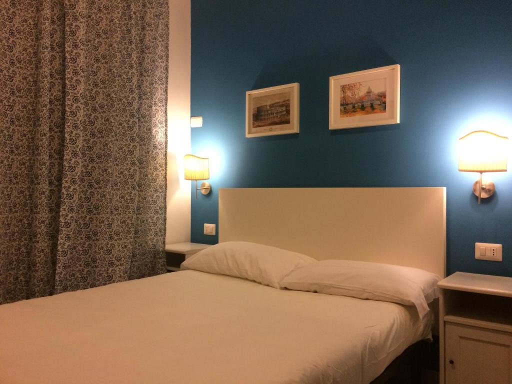 钱皮诺罗马钱皮诺甜蜜生活旅馆的一间卧室设有一张床和蓝色的墙壁