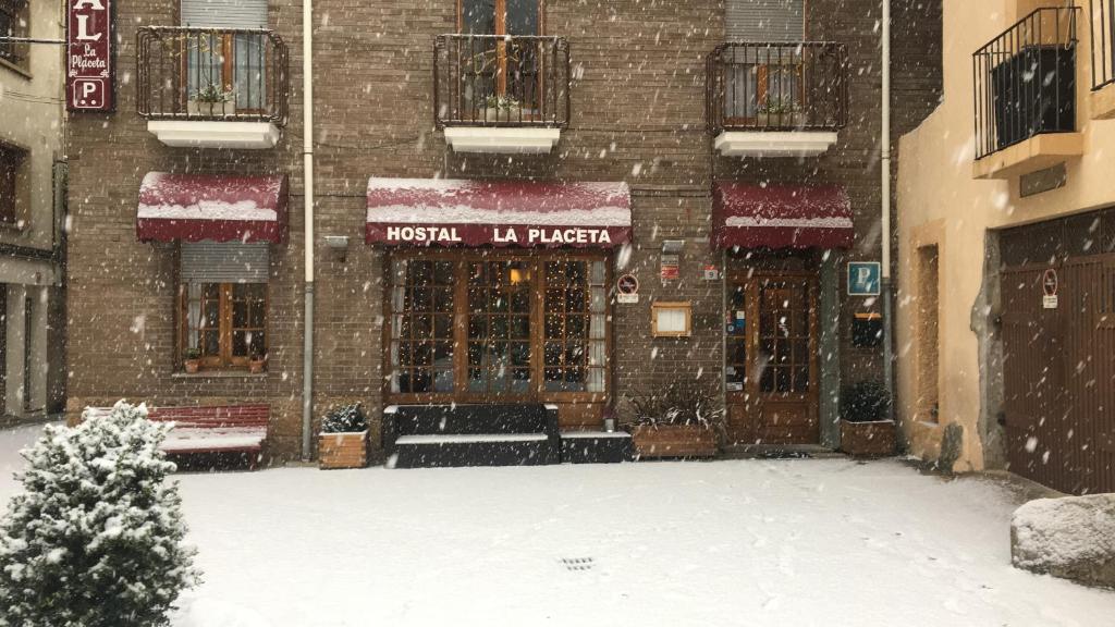 坎普罗东拉普拉克塔旅馆的大楼前有雪覆盖的街道