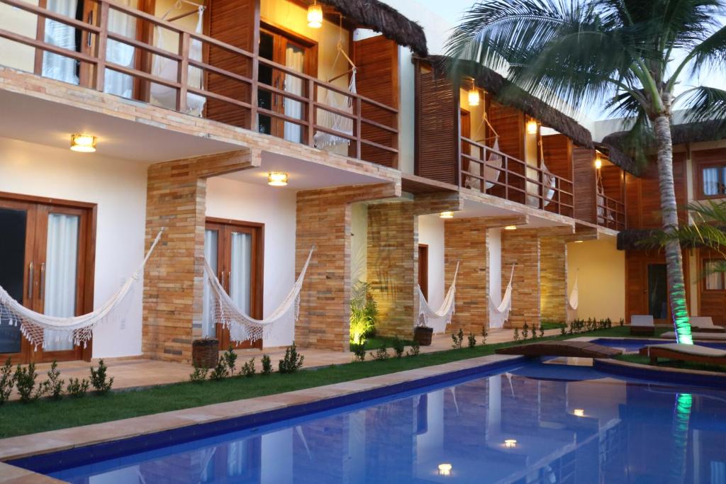 杰里科科拉Pousada Jeri Dunas的一座带游泳池和度假村的别墅