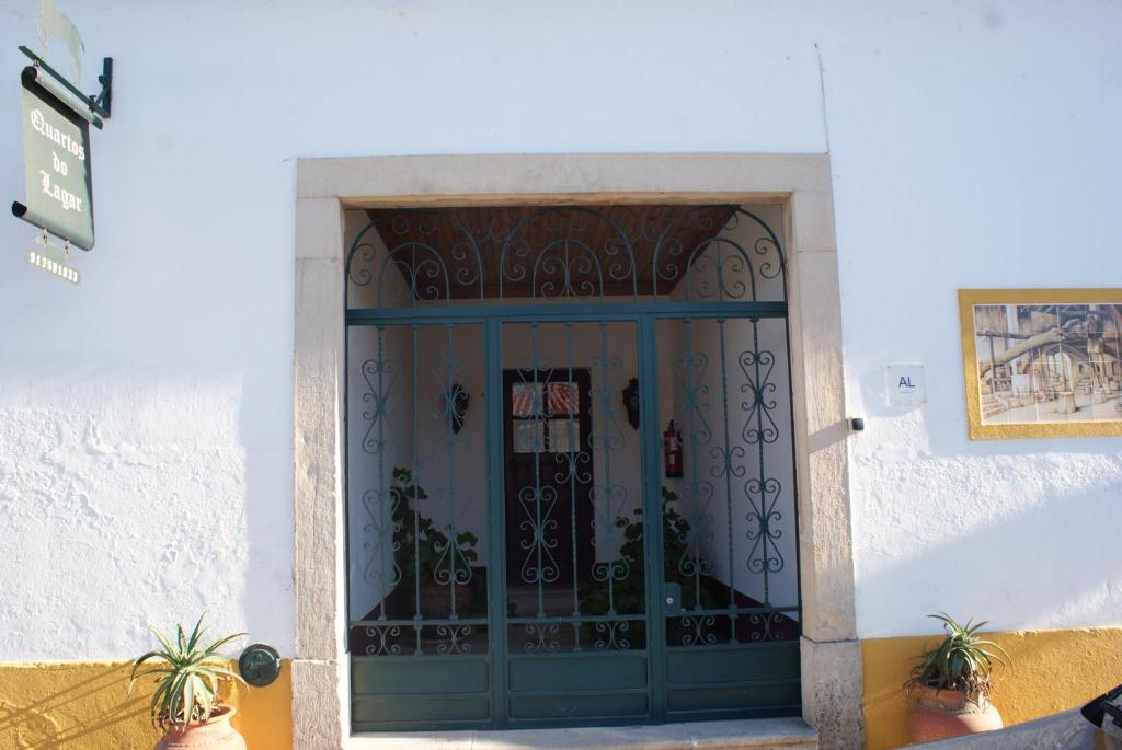 古勒冈Quartos do Lagar的大楼内带门的蓝色门