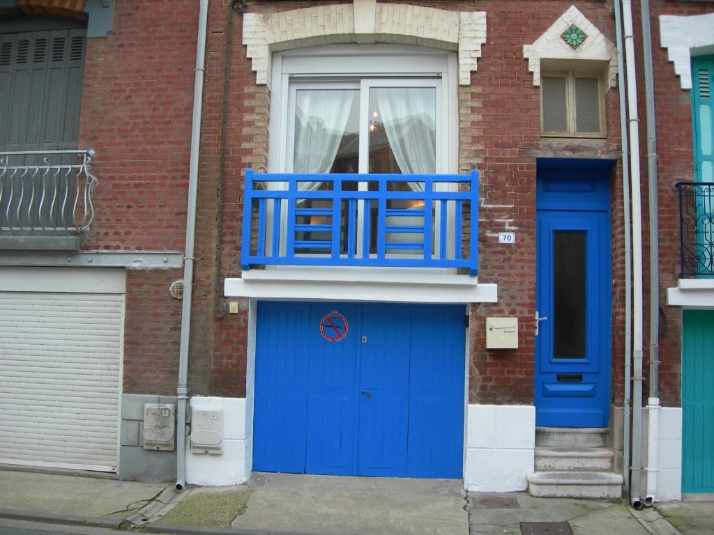 梅尔·莱斯·拜恩斯Studio la mésange的一座带蓝色门和窗户的建筑