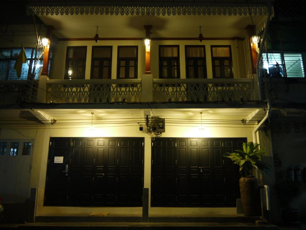 曼谷皇家查亭度假村酒店的夜间有照明车库的房子