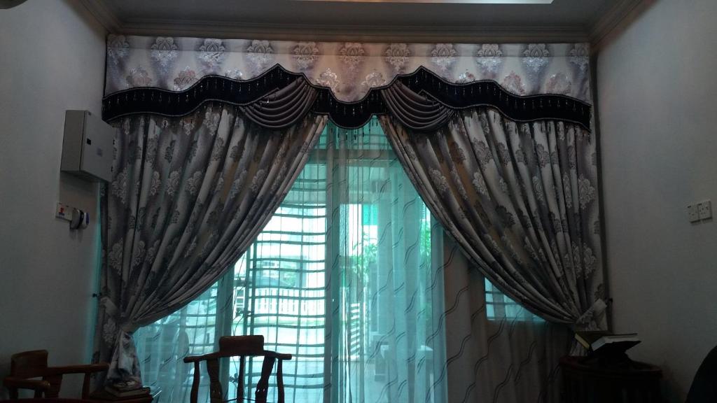加央Villa Fairuz Hana Islamic Stay的客房内的大窗户和窗帘