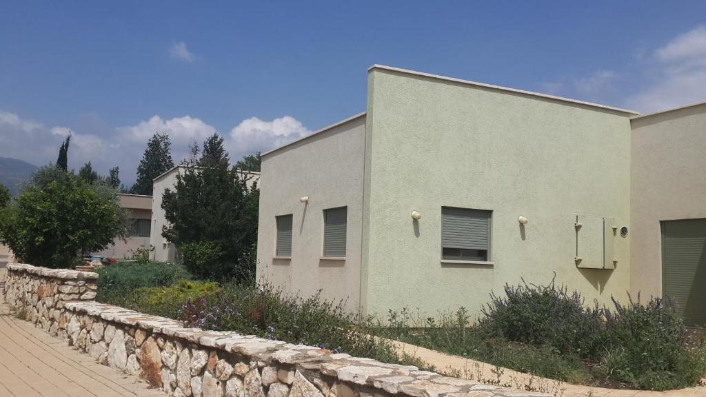 舍亚尔雅舒弗Holiday home in Galilee的街道旁的石墙建筑