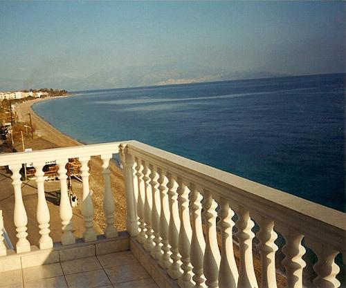 阿克拉塔安东尼奥斯旅馆的从大楼的阳台上可欣赏到海景