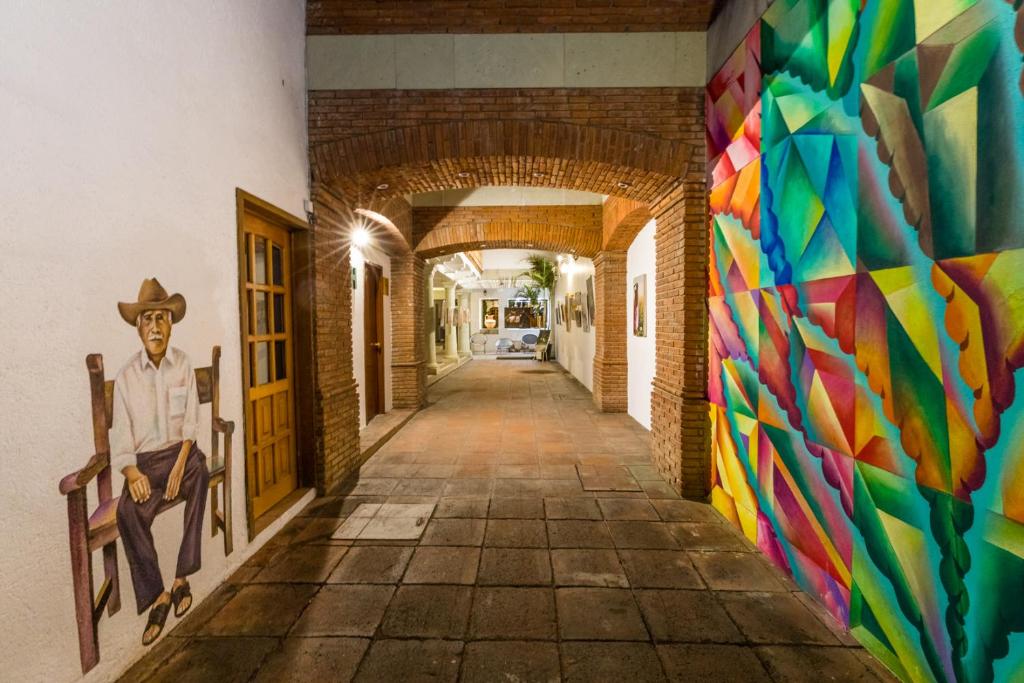 瓦哈卡市NaNa Vida Hotel Oaxaca的一条小巷,墙上挂着壁画